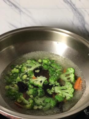 西兰花胡萝卜木耳焯水
