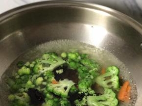 西兰花胡萝卜木耳焯水