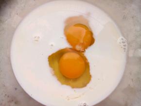 把牛奶，细砂糖，鸡蛋全部放入碗里。