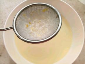 把做好的蛋挞液过筛，烤箱200度预热10分钟