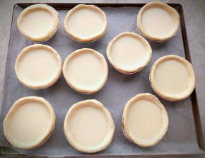 把蛋挞液倒入蛋挞皮里。放入预热好的烤箱里。200度30分钟。