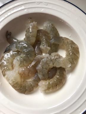 虾仁去壳去虾线洗净