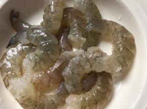 虾仁去壳去虾线洗净
