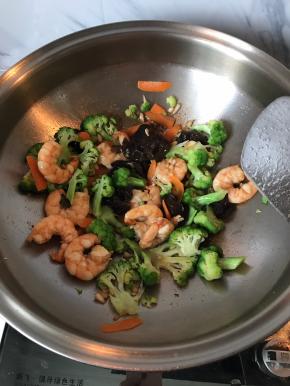 放入西兰花木耳胡萝卜一起翻炒，加少许水，调入一点盐，翻炒2分钟即可