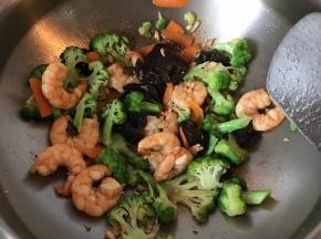 放入西兰花木耳胡萝卜一起翻炒，加少许水，调入一点盐，翻炒2分钟即可