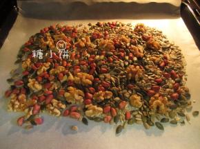 南瓜籽仁50G，核桃仁50G，葵花籽仁50G，红衣花生仁50G和白芝麻25G烤熟。
大概用100-120摄氏度的温度烤15分钟左右就行，视量的大小时间可长可短。
烤熟后把大颗粒的果仁切碎备用（此处我只是把核桃给掰碎了，花生什么的没弄）
坚果的选择根据自己喜好，这款用的都是比较便宜的，另豪华款参见叉烧云腿馅&豪华款五仁馅。
