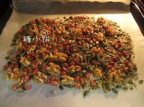 南瓜籽仁50G，核桃仁50G，葵花籽仁50G，红衣花生仁50G和白芝麻25G烤熟。
大概用100-120摄氏度的温度烤15分钟左右就行，视量的大小时间可长可短。
烤熟后把大颗粒的果仁切碎备用（此处我只是把核桃给掰碎了，花生什么的没弄）
坚果的选择根据自己喜好，这款用的都是比较便宜的，另豪华款参见叉烧云腿馅&豪华款五仁馅。