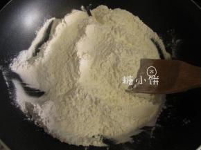 普通面粉（即中筋面粉）100G和糯米粉100G混合，放入锅中干炒，中火或者中小火不停翻炒至微微有点发黄即可