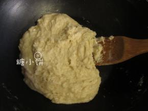 放凉后加入白砂糖100G，花生油60ML和清水130G拌匀