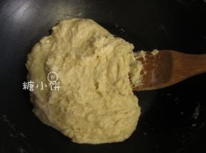 放凉后加入白砂糖100G，花生油60ML和清水130G拌匀