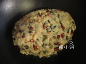 加入步骤1准备好的坚果以及葡萄干50G拌匀，喜欢果脯的话可以加点桔饼青红丝什么的，我不太喜欢，放葡萄干已是极限。