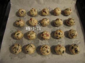 拌好的馅料分割成大约35G一个，共20个，搓圆备用