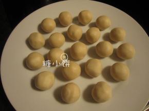 普通面粉210G加猪油90G拌匀成油酥，分割成20个，搓圆备用