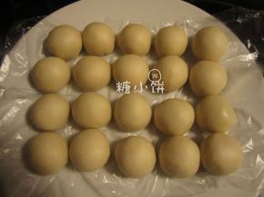 普通面粉290G，水115ML和猪油75G混合揉匀成油皮，分割成20个，滚圆备用
（任何时候都要注意用保鲜膜盖好暂时不操作的面团以免表面风干！）