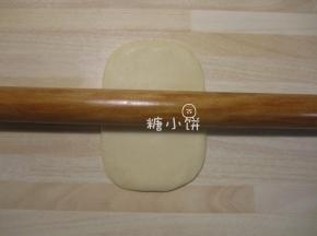 取步骤8包好的一个面团压扁，擀成矩形