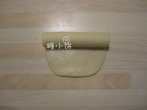 卷起来，完成一次擀卷。依次做好20个
（任何时候都要注意用保鲜膜盖好暂时不操作的面团以免表面风干！）