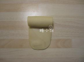 卷起来。完成两次擀卷。同理处理好20个
（任何时候都要注意用保鲜膜盖好暂时不操作的面团以免表面风干！）