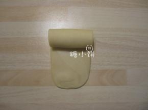 卷起来。完成两次擀卷。同理处理好20个
（任何时候都要注意用保鲜膜盖好暂时不操作的面团以免表面风干！）