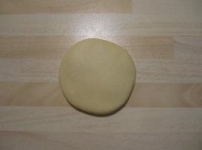 收口朝下压扁，擀开成月饼皮