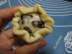 包入一个步骤5准备好的馅料