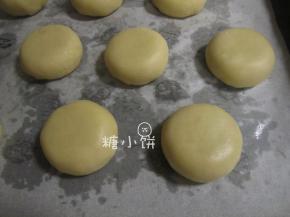 依次包好20个生坯，收口朝下放置，用手轻轻压扁成厚饼状
（底面垫的是油纸，看起来很多油是因为之前已经烤过一盘了，有出油）