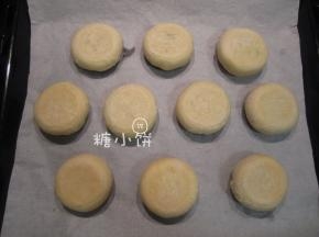 送入预热好180摄氏度的烤箱烤30分钟，中途翻一次面