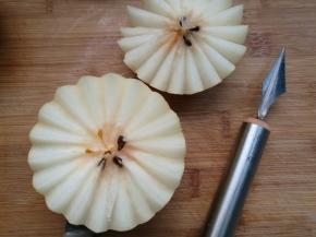 梨洗净晾干水分，用刻刀在三分之一处切开（没有花刀可以用刀在三分之一处直接切开）