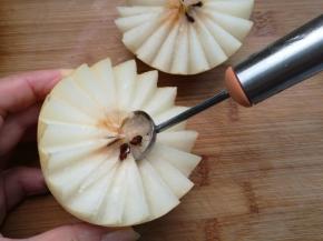 用挖球器挖出梨核。