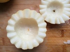 把中间果肉也挖出来一部分。