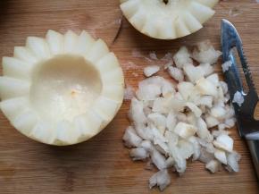 挖出来的梨切成小块，也可以以直接吃掉。