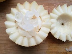 放进梨中间，再放入冰糖。