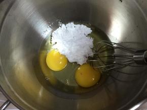 鸡蛋打入打蛋盆里，倒入糖粉