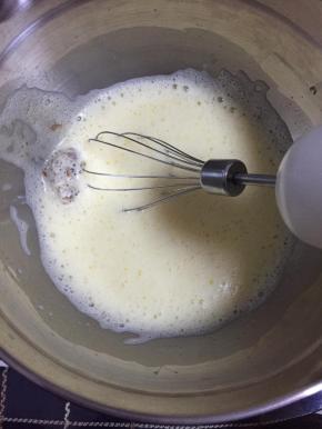 用打蛋器打发至1.5到2倍大，加入玫瑰酱拌匀