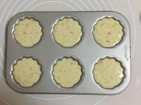 准备好模具，挤入模具，大约是8分满即可，我的模具是学厨的，不用抹油