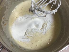 低筋粉和泡打粉盐过筛进蛋糊内