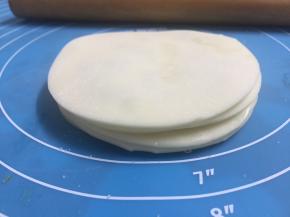 重复上述步骤，一共6张饺子皮