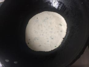 锅中放少许油，饼放入锅中煎