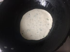 锅中放少许油，饼放入锅中煎