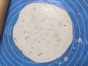 用擀面杖擀开，擀薄