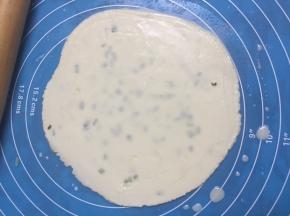 用擀面杖擀开，擀薄