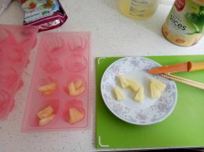 把黄梨切小块。放入磨具中。