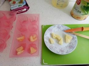 把黄梨切小块。放入磨具中。