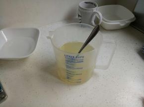 准备好水。我有加适量的菠萝汁。