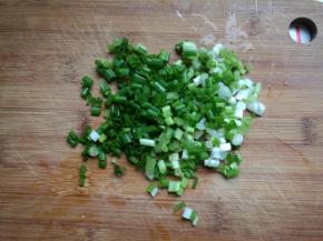 小香葱洗净、晾干、切碎待用。