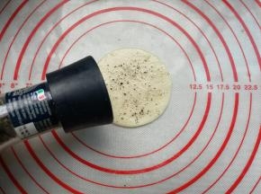 研磨黑胡椒粉适量。（不喜欢可以不放）