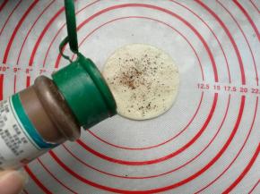 撒一点花椒粉。（不喜欢可以不放）