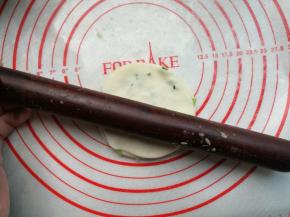 用擀面杖擀开。