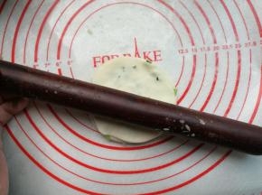 用擀面杖擀开。