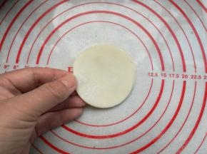 盖上一片饺子皮，然后再次重复3—6的步骤。最多6—7张饺子皮，太多了不容易擀开。