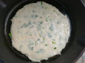 平底锅烧热刷少量油，小火烙至金黄。